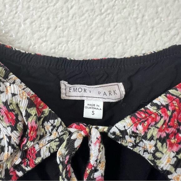 Emory Park red white black floral tie crop top short sleeve - Picture 3 of 4